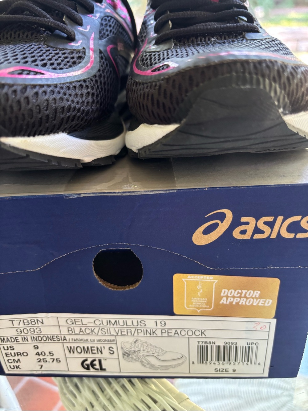 NWT Beautiful ASICS Black Running Sneakers with Pink Accents Women’s sz 9 - Picture 3 of 4